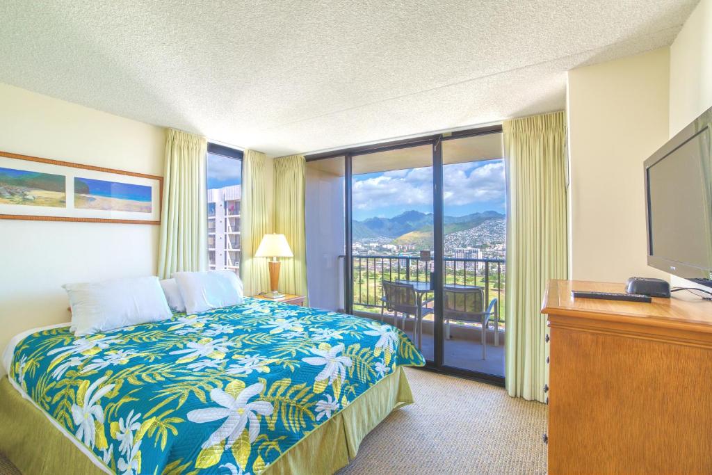 una camera d'albergo con un letto e una televisione di Mountain View Condo, Near Beach, Free Parking! a Honolulu