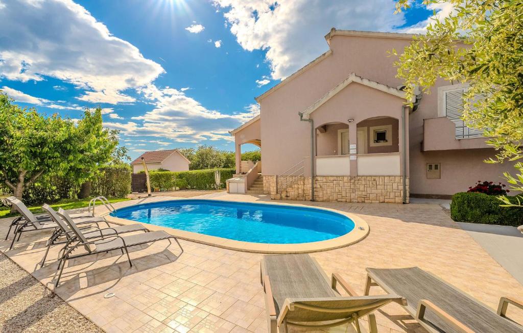 Three-Bedroom Holiday Home In Murvica