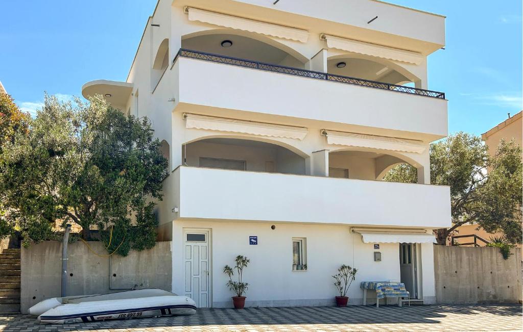 Lovely Apartment In Rogoznica With Wifi