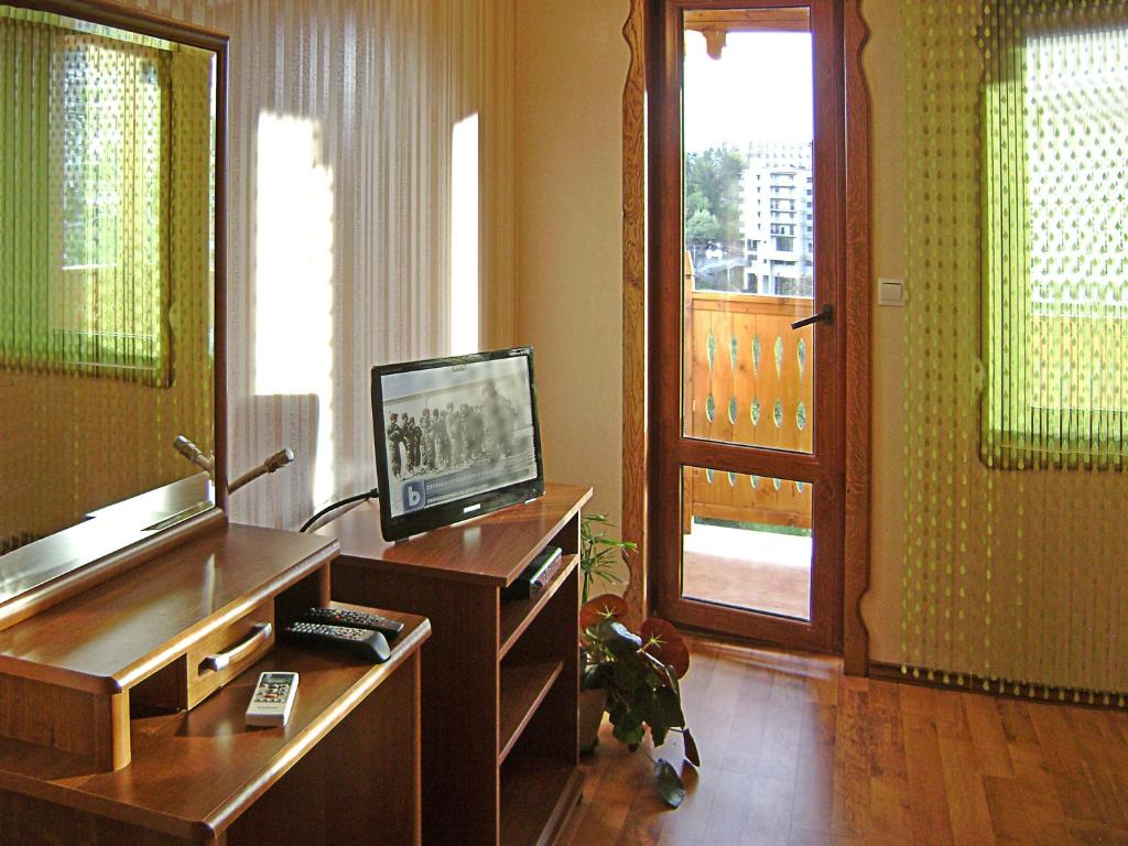 TV a/nebo společenská místnost v ubytování Hotel Asenevtsi