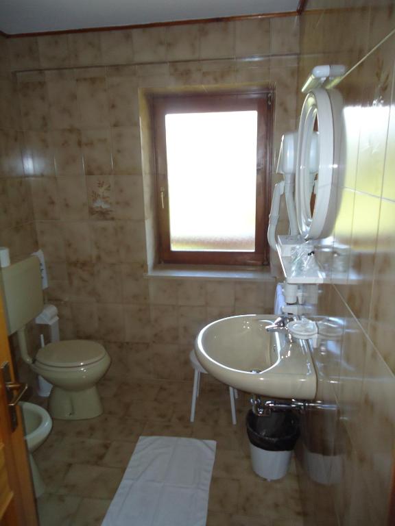 A bathroom at Hotel Pensione Dolomiti