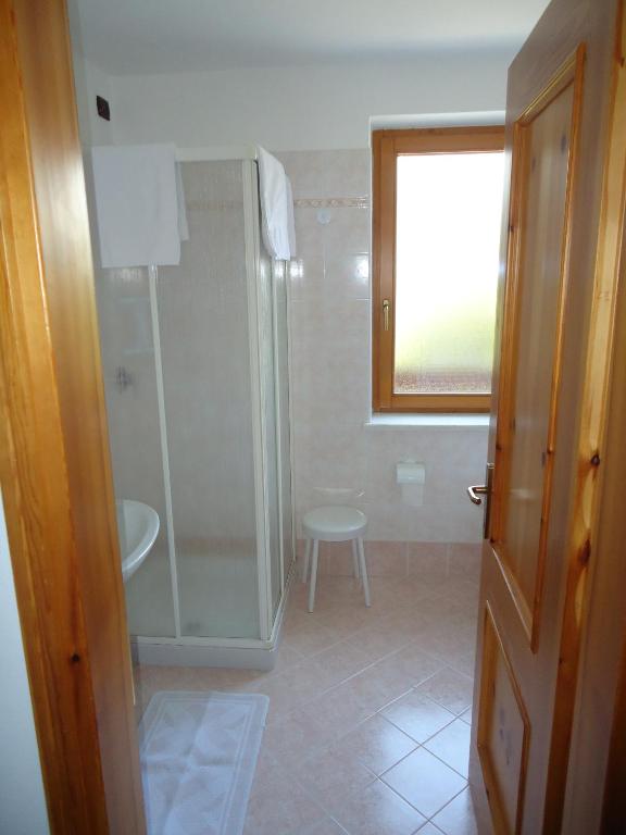 A bathroom at Hotel Pensione Dolomiti