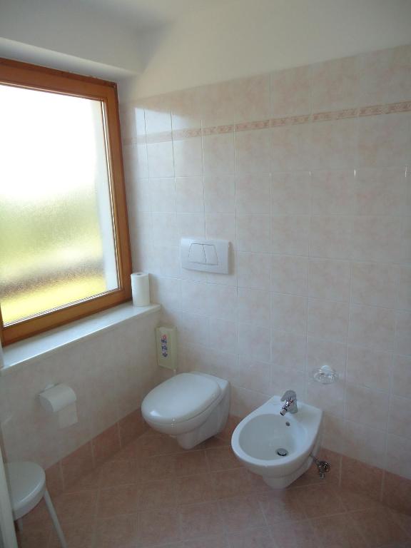 A bathroom at Hotel Pensione Dolomiti