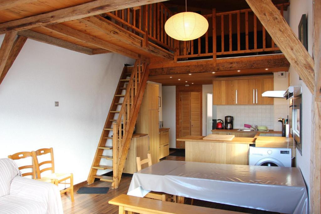 Résidence Roche Blanche - VAL THORENS location: Duplex pour 8 personnes au dernier étage, centre station MAE-9013