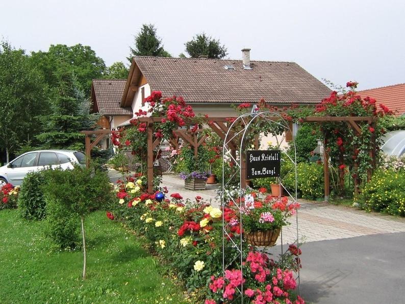 um jardim com flores em frente a uma casa em Gästehaus Kristall - Familie Gangl em Bad Radkersburg
