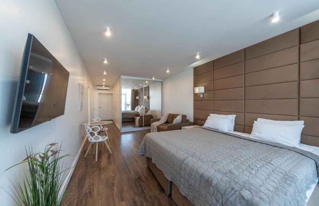 Center Skyline Luxury Apt фото 4