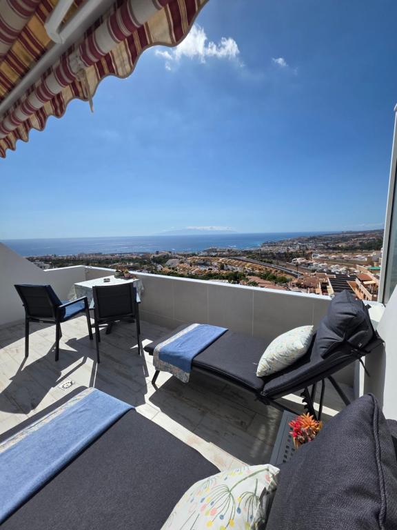 Views, international channels, A-C, pool, bar