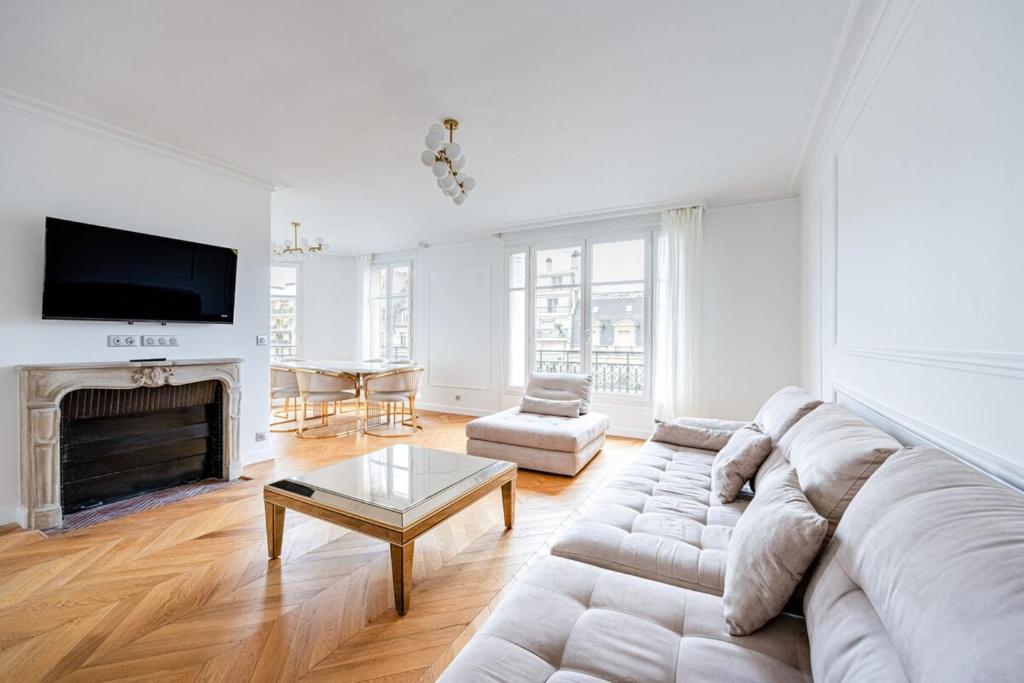 Avenue Montaigne - Champs Elysées - Unobstructed view