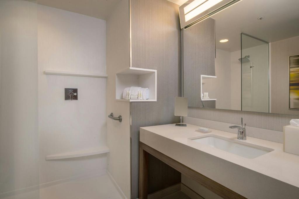 Concord Plaza Hotel - Housity