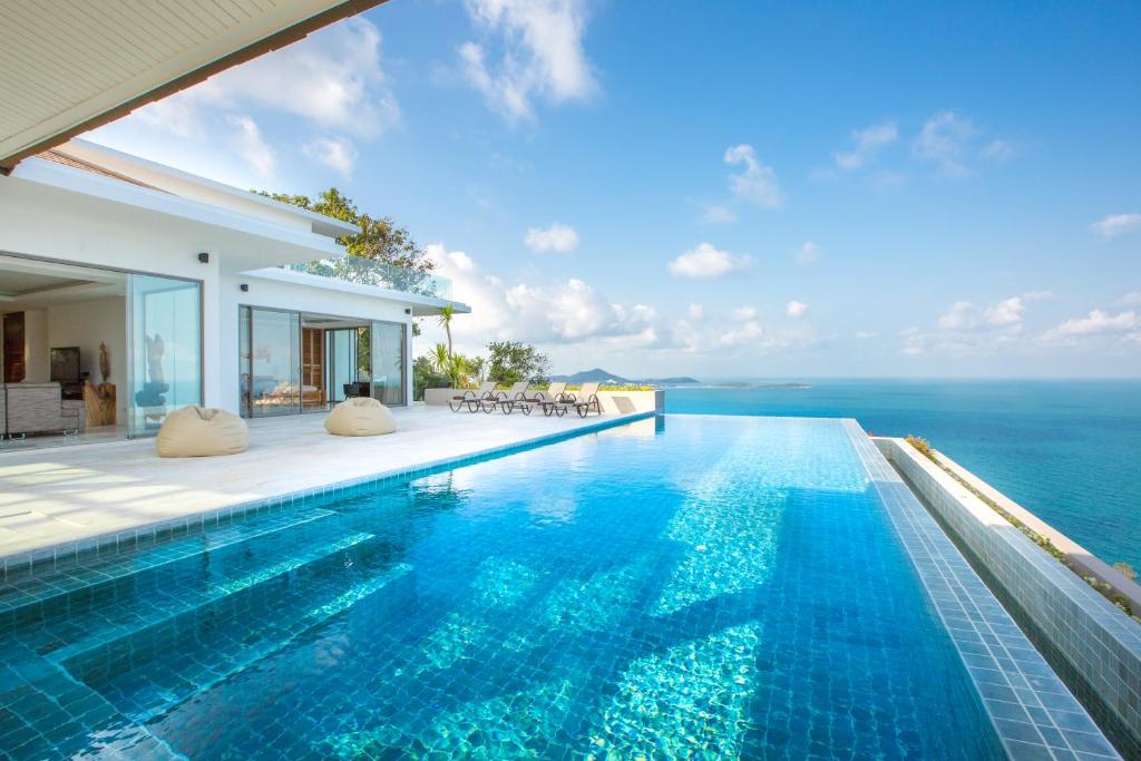 una piscina infinita en una villa con el océano en el fondo en BelVillas-Award Winning SeaView Luxury Villas, en Chaweng