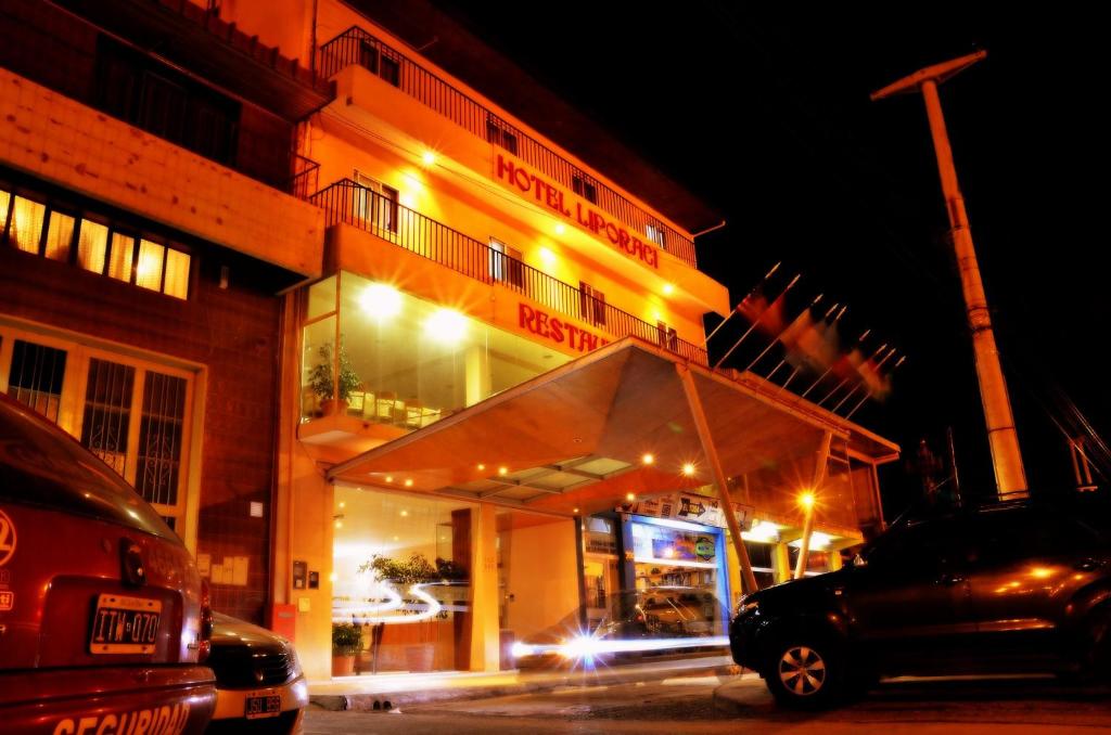 Un edificio con una tienda de campaña delante por la noche. en Hotel Liporaci, en Río Gallegos