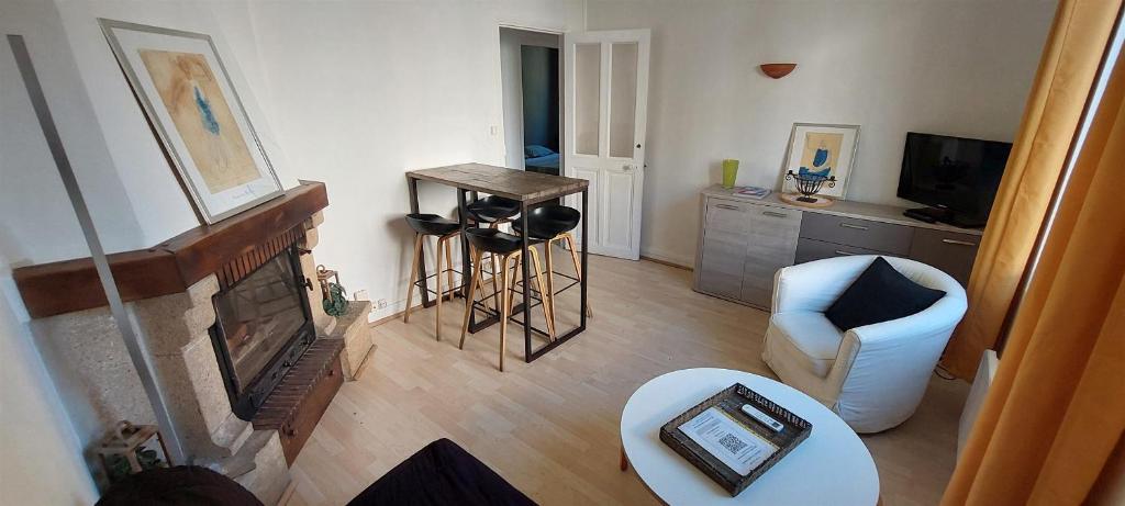 T3 avec toit terrasse rénové prox CV avec parking