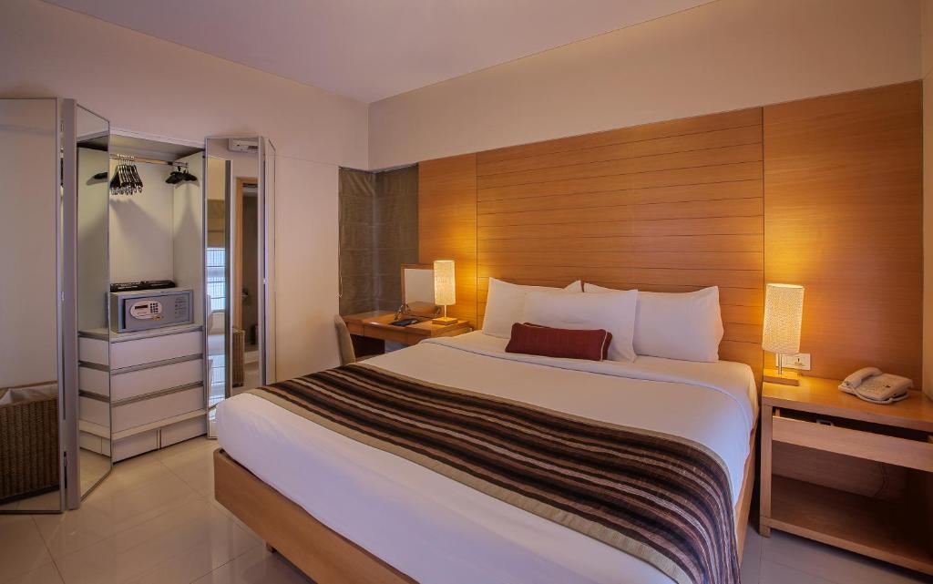 Postel nebo postele na pokoji v ubytování Oakwood Residence Naylor Road Pune