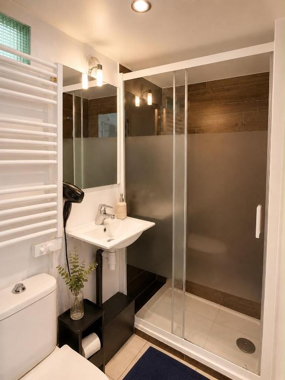 2 Bedroom, private bath plus Near Beach