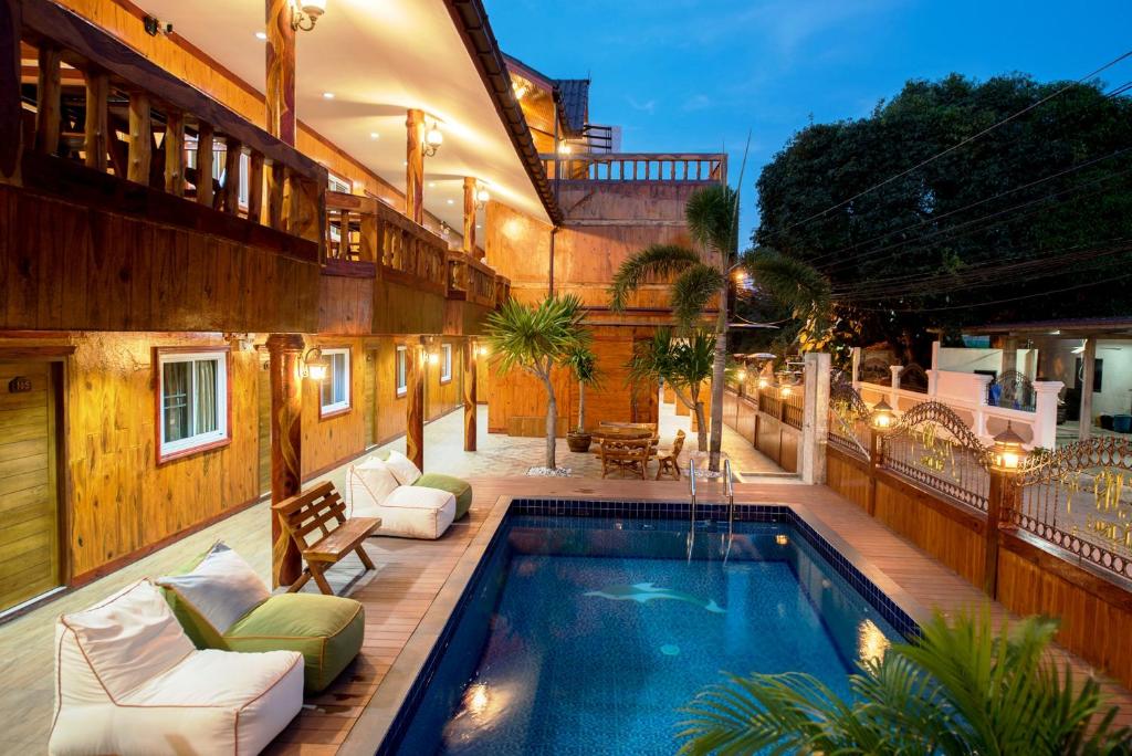 een zwembad op een balkon met een huis bij Viking Resorts in Pattaya