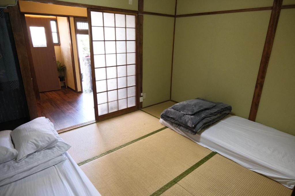 GI HOUSE - Central Osaka Traditional House - 3 Tatami Rooms & Balcony - 6min Walk to Station