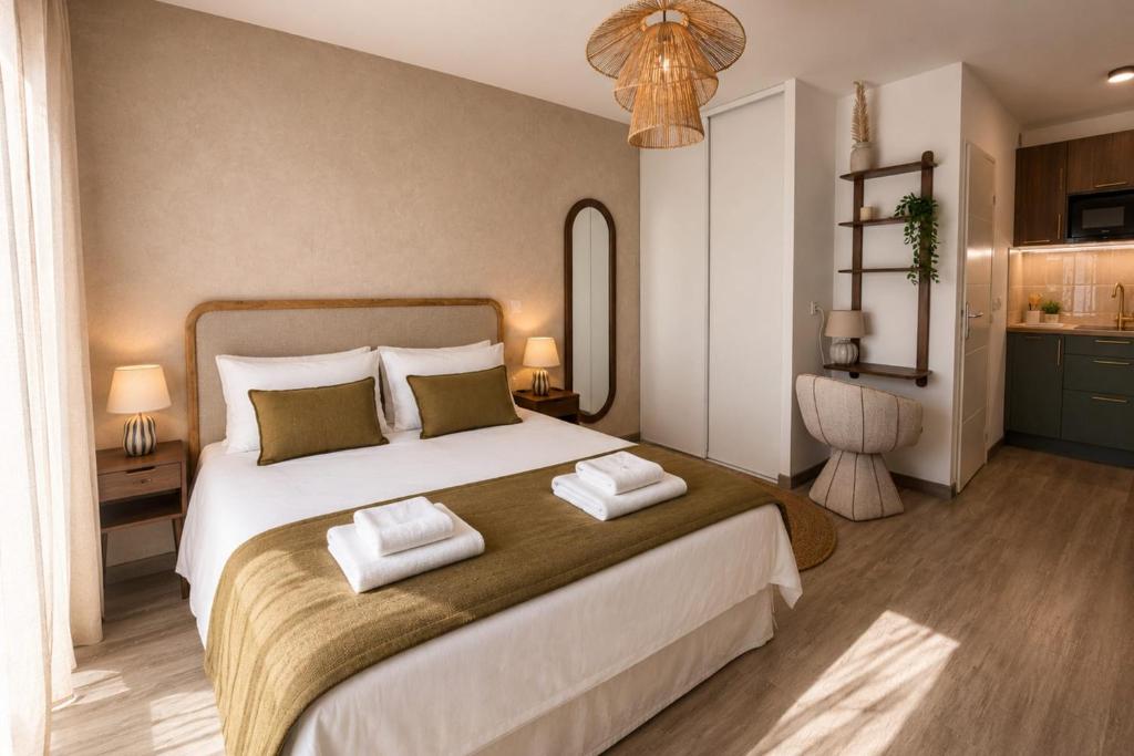 L'Oustaloun Charming studio with pool & parking