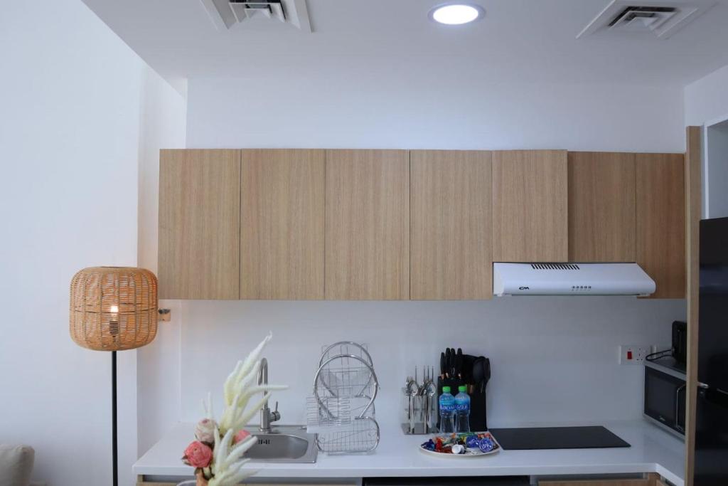 فضای داخلی 1BR Masdar City - Bright Stay with Pool & Balcony در ابوظبی - تصویر ۳