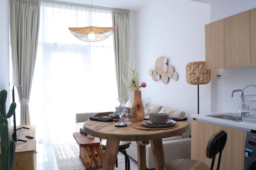 امکانات 1BR Masdar City - Bright Stay with Pool & Balcony - تصویر ۴