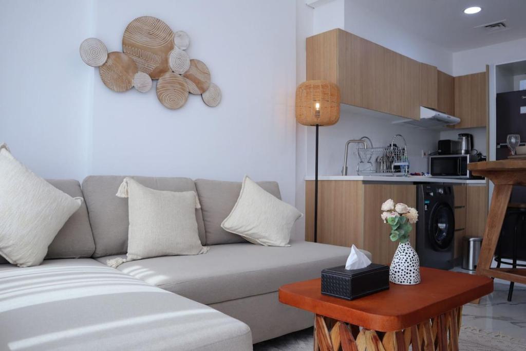 1BR Masdar City - Bright Stay with Pool & Balcony در ابوظبی