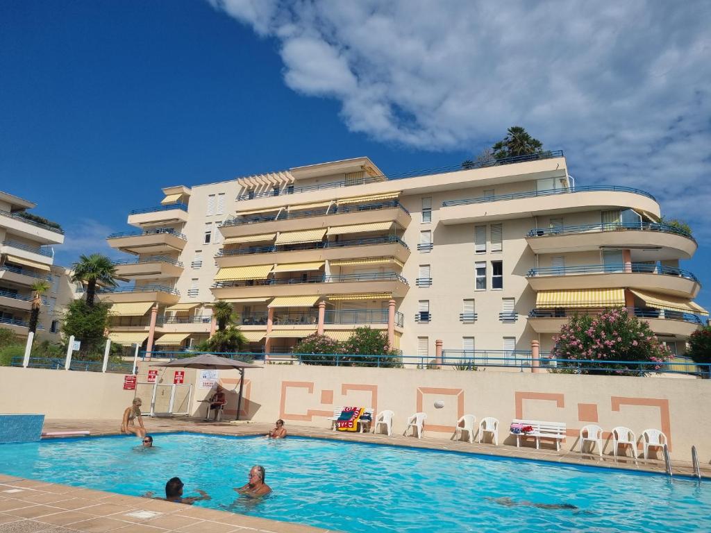 Studio cabine Fréjus plage clim terrasse et garage