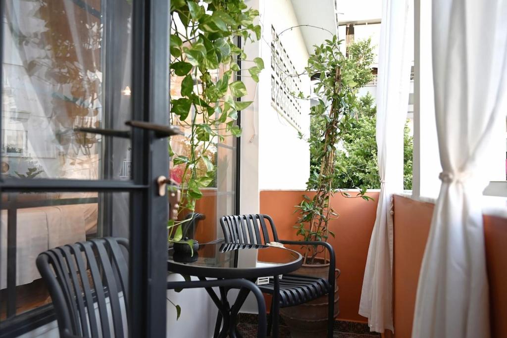 Romantica Deluxe Suite with Hot Tub and Balcony, A Lovely Nest near Old Town
