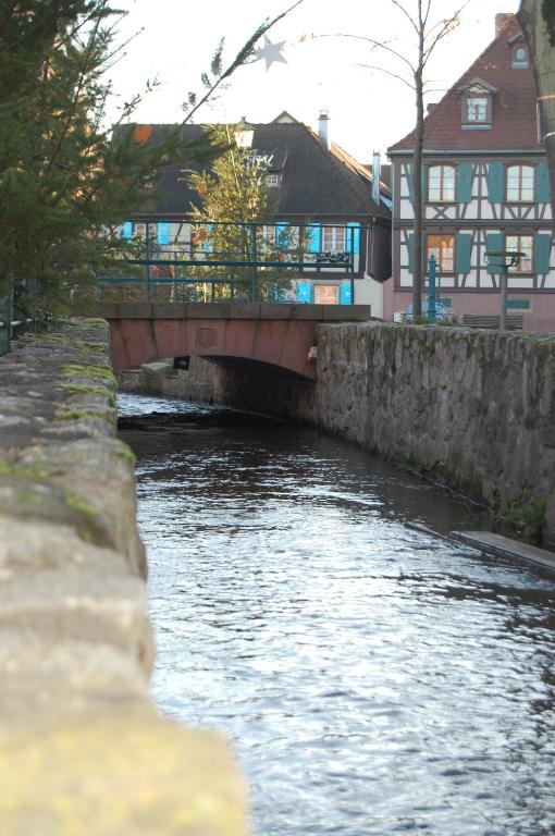 Výhled na řeku, která protéká v blízkosti hotelu