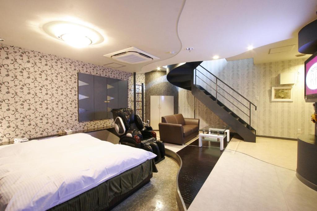 Habitación de hotel con cama y escalera en Hotel RR (Adult Only), en Yokkaichi