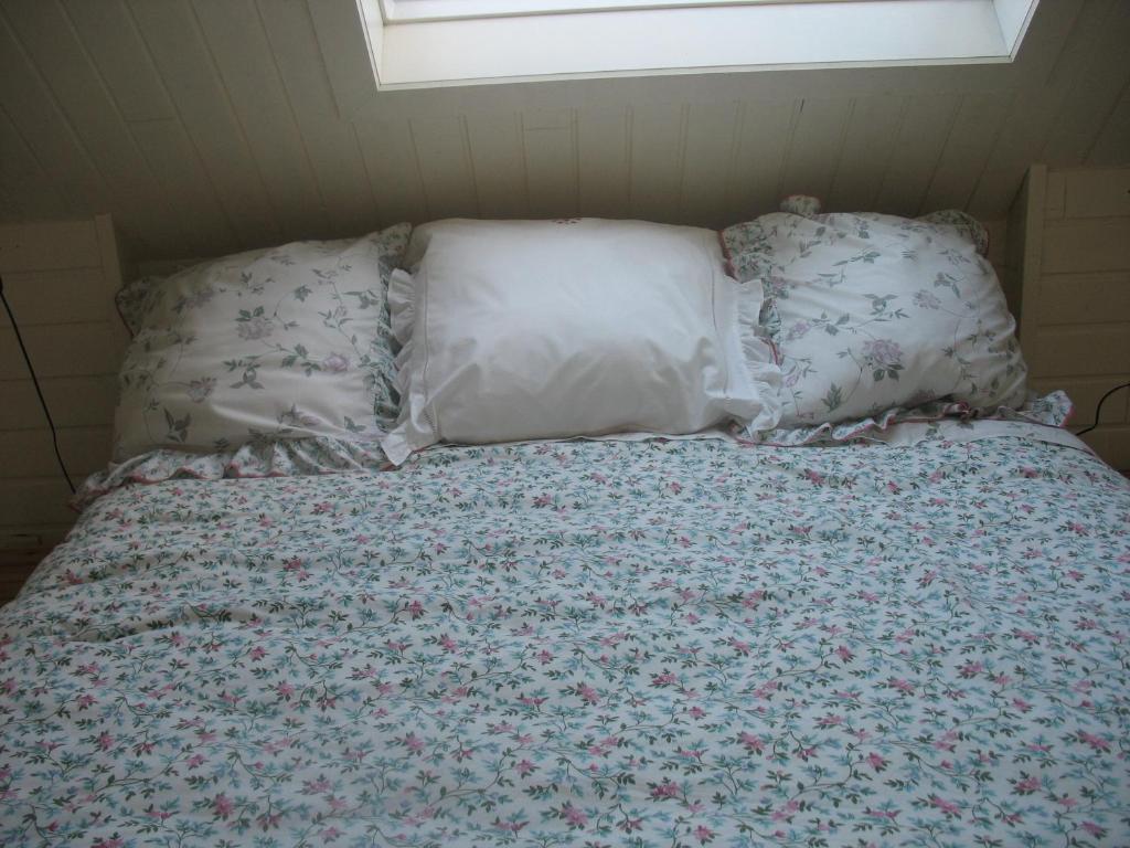 an unmade bed with two pillows and a window at B&B Greenhouse 37 in Langemark