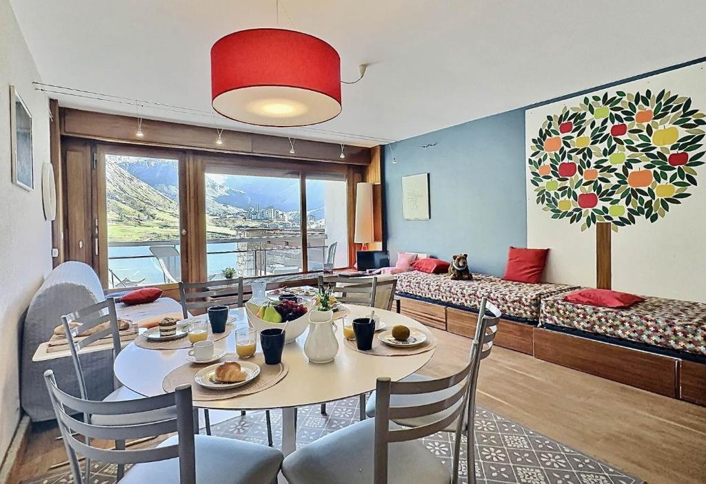 Résidence Les Ducs De Savoie - Appartement 2 pièces 6 personnes à Tignes au pied des commerces, du bowling et proche des pistes, de la piscine et de l'office d MAE-2010