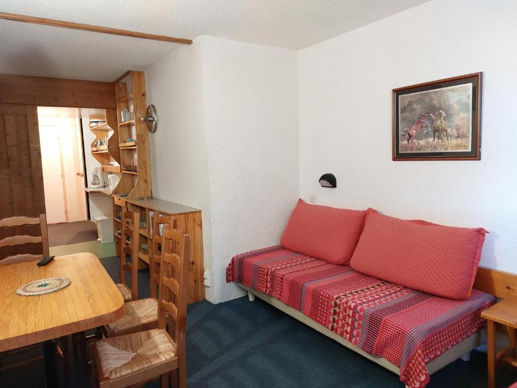 Résidence Belles Challes - Studio 4 personnes à Arc 1800 skis aux pieds et proche des commerces dans le village du Charvet MAE-2131