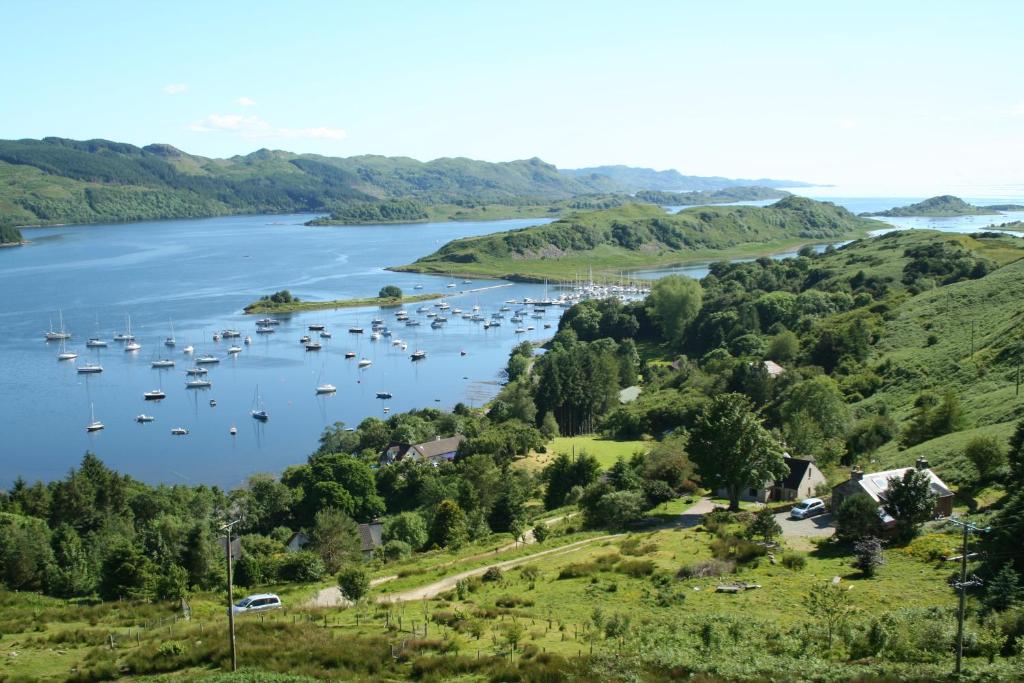 uma vista para um rio com barcos na água em The Galley Of Lorne Inn em Ardfern