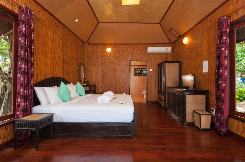 a bedroom with a large white bed in a room at Palm Leaf Resort Koh Tao in Ko Tao