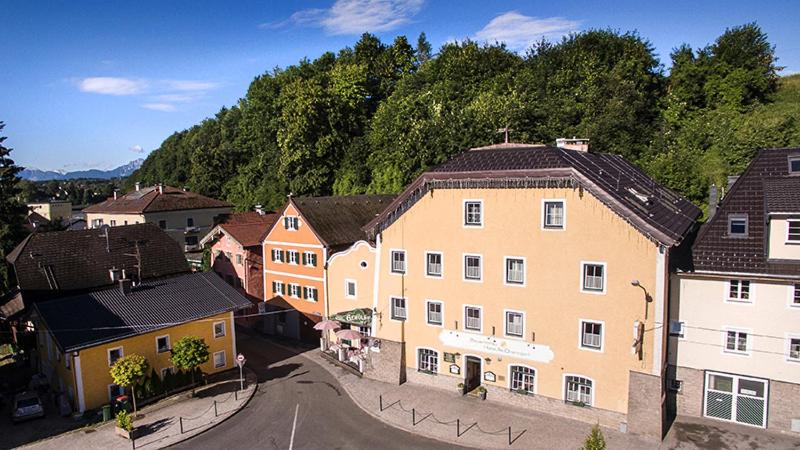 eine Luftansicht einer Stadt mit Häusern und einer Straße in der Unterkunft Hotel Alt-Oberndorf in Oberndorf bei Salzburg