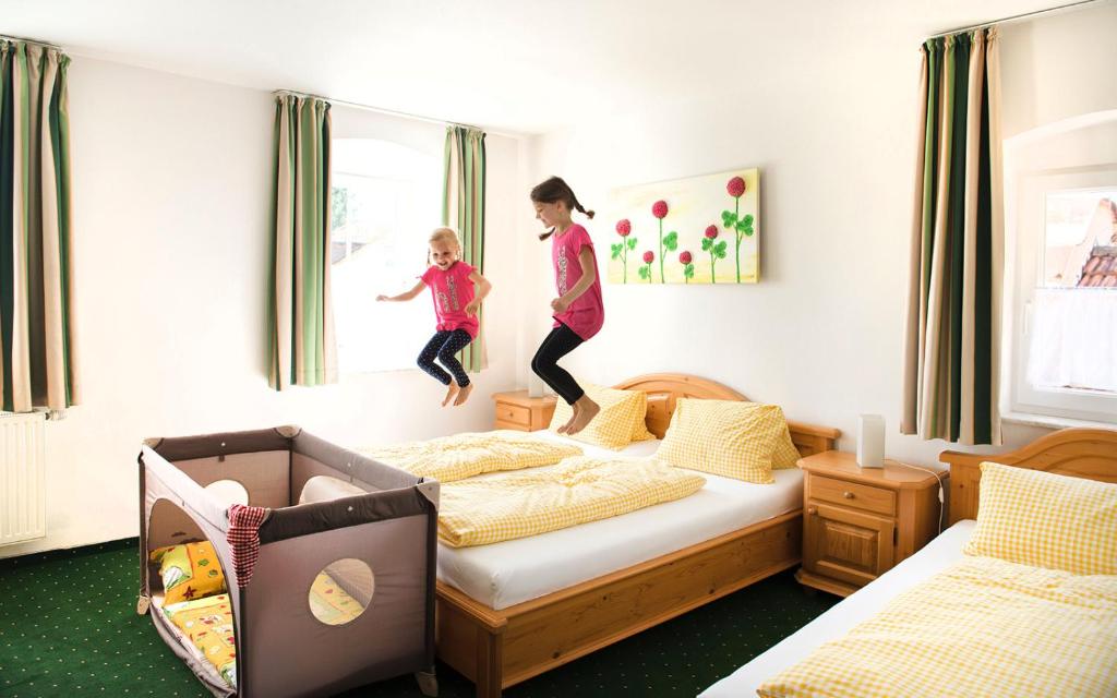 Postel nebo postele na pokoji v ubytování Hotel Alt-Oberndorf
