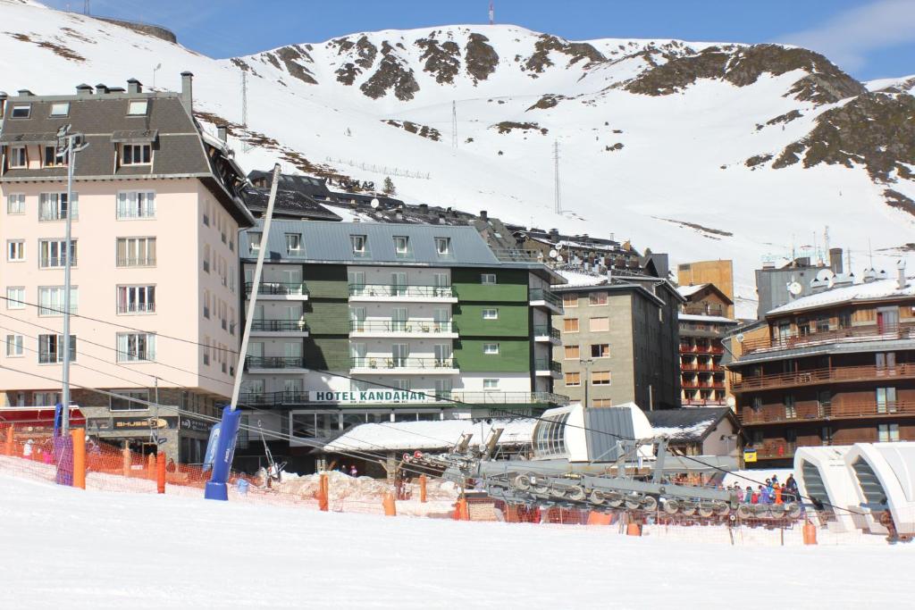a ski resort with a mountain range and ski lodge at Hotel Kandahar in Pas de la Casa