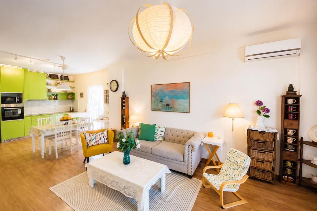 Wonderful Garden #1, 120 sqm with a large terrace, 3 bedrooms, comfortable, quiet, and upscale neighborhood, close to the subway, free parking, 15 minutes direct to Athens Airport