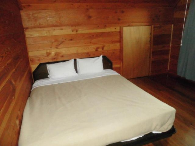 Postel nebo postele na pokoji v ubytování Log Cottage Villa Happo