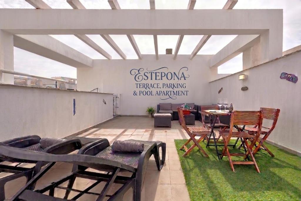 Estepona terrace, parking & pool Apartment