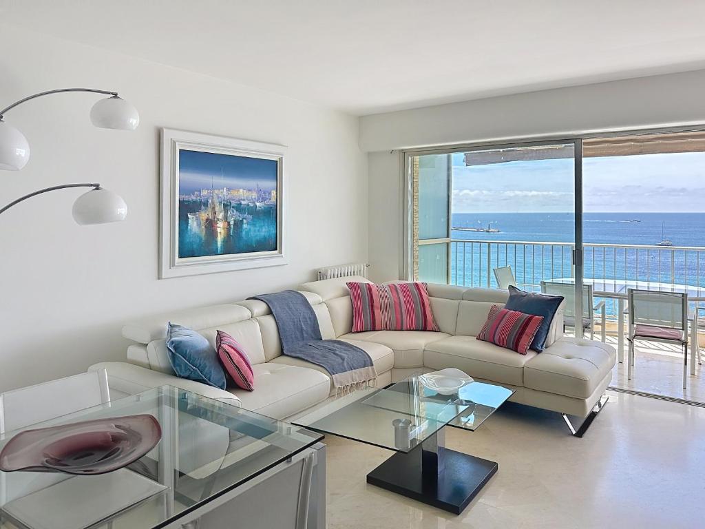 Beachfront 2-bedroom apartment with balcony