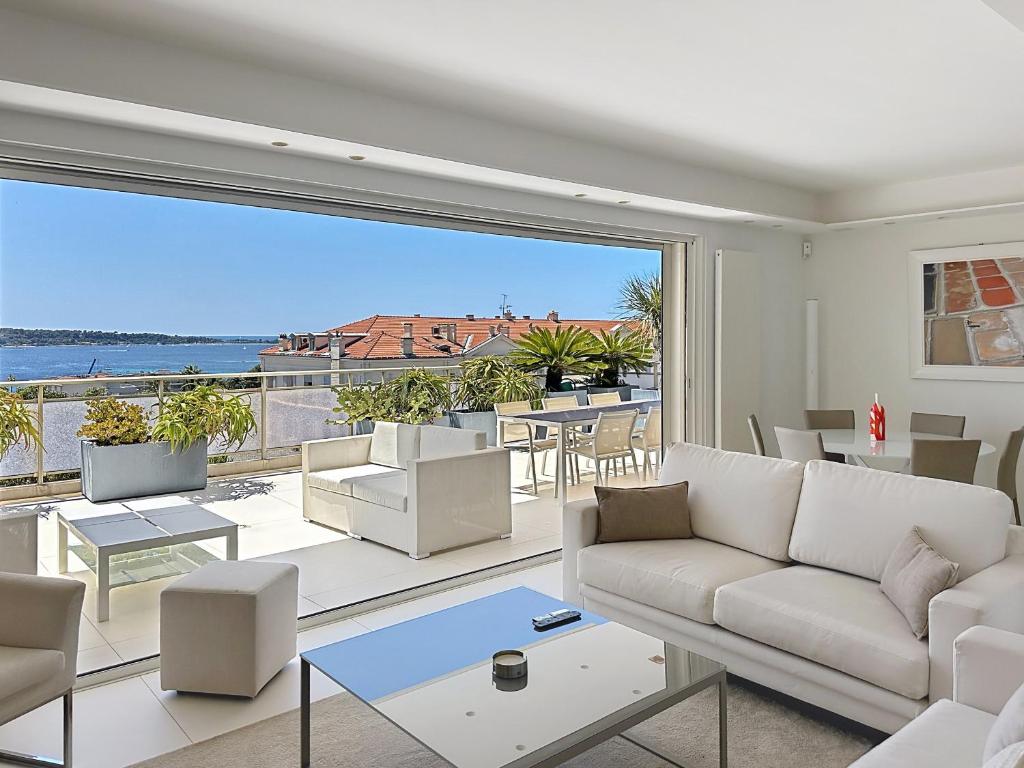 Penthouse 2-Bedroom apartment with 360º views and parking