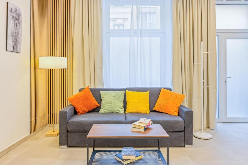 Sleeps 10 4BR AC Walk to Naschmarkt