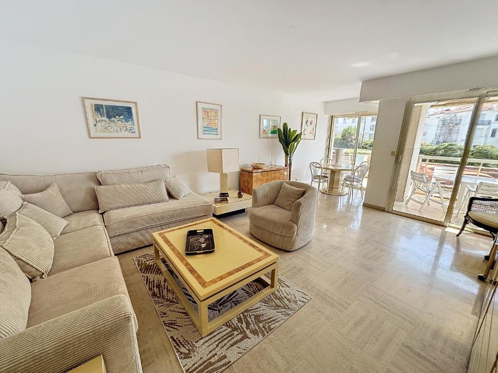 2 bedroom apartment with parking 3 mins from La Croisette beach