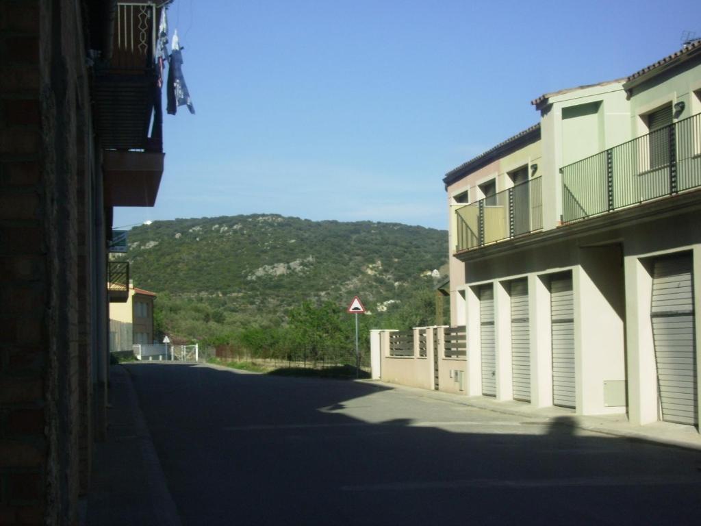 an empty street with a mountain in the background at Casa Canut in Tartareu