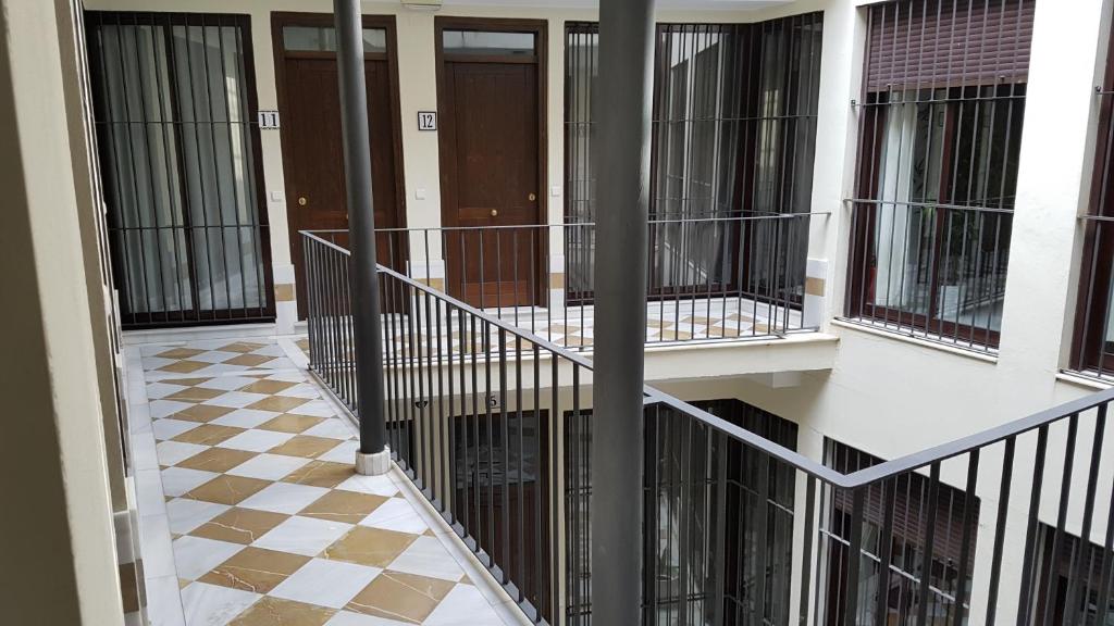 una escalera en un edificio con azulejos blancos y negros en LyriosHomes Apartamentos Los Tréboles, en Málaga