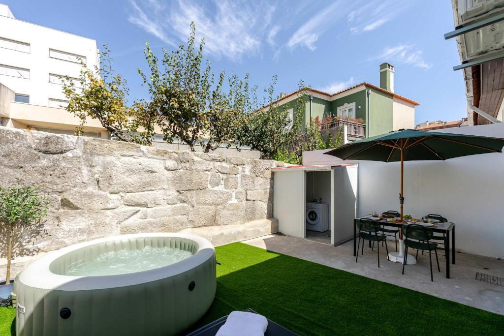 Traditional Townhouse with Jacuzzi by HostWise