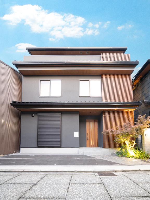 New! Modern Private House 京都駅Villa deLuxe 丹波口駅徒歩5分 二条城まで電車4分 最大8名のご家族に最適 車庫付き