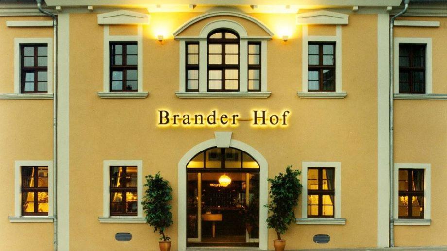 un edificio con el nombre de un ladrador caliente en Hotel Brander Hof en Brand-Erbisdorf