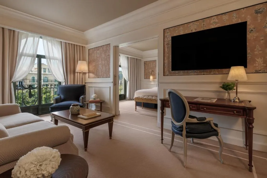 One-Bedroom Suite with Landmark View