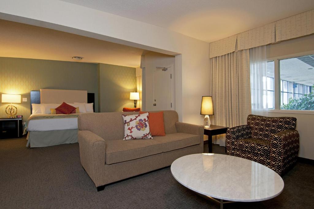 Travel Proud Sustainability certification Coast Kamloops Hotel & Conference Centre - Suite De Luna De Miel En La Costa